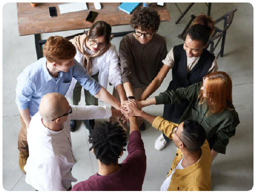 Equipo uniendo manos