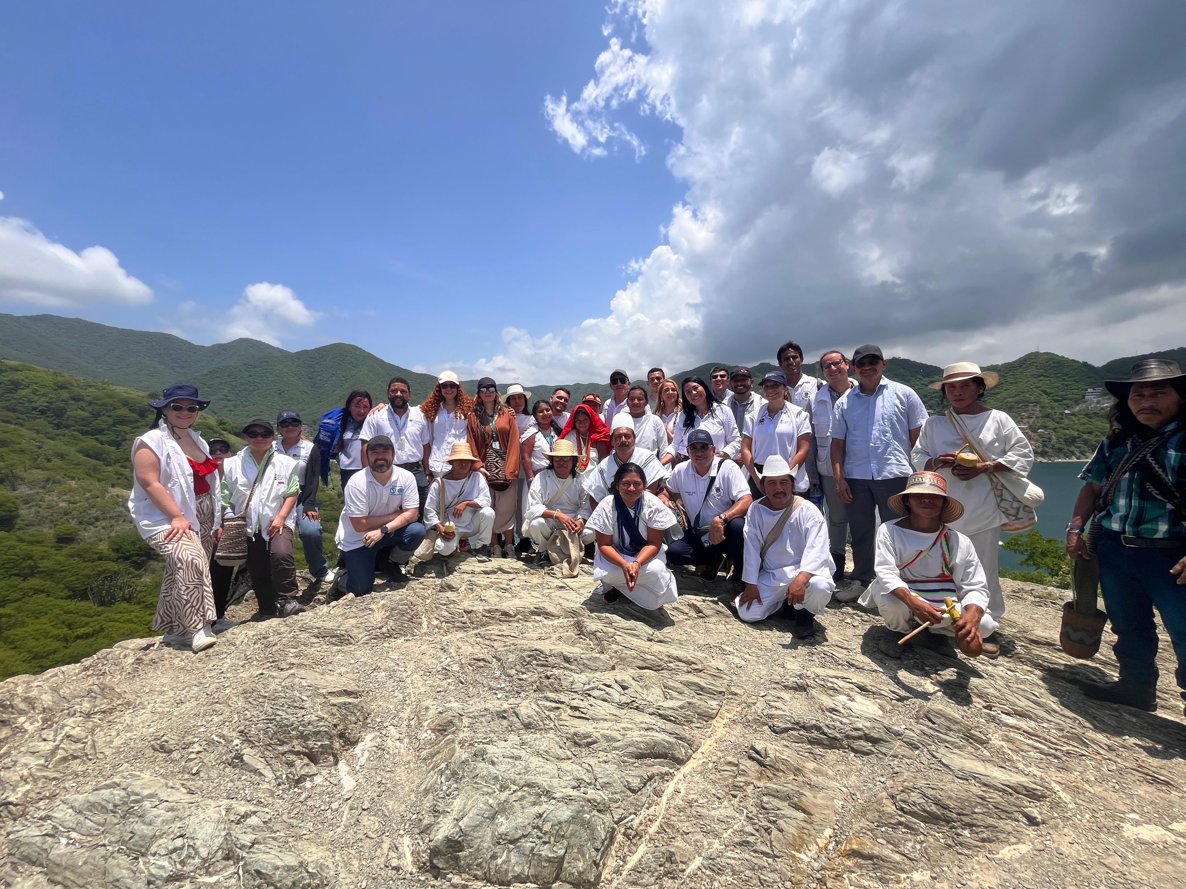 Comunidad-Wiwa-personal-del-INS-en-montaña-sagrada.jpeg
