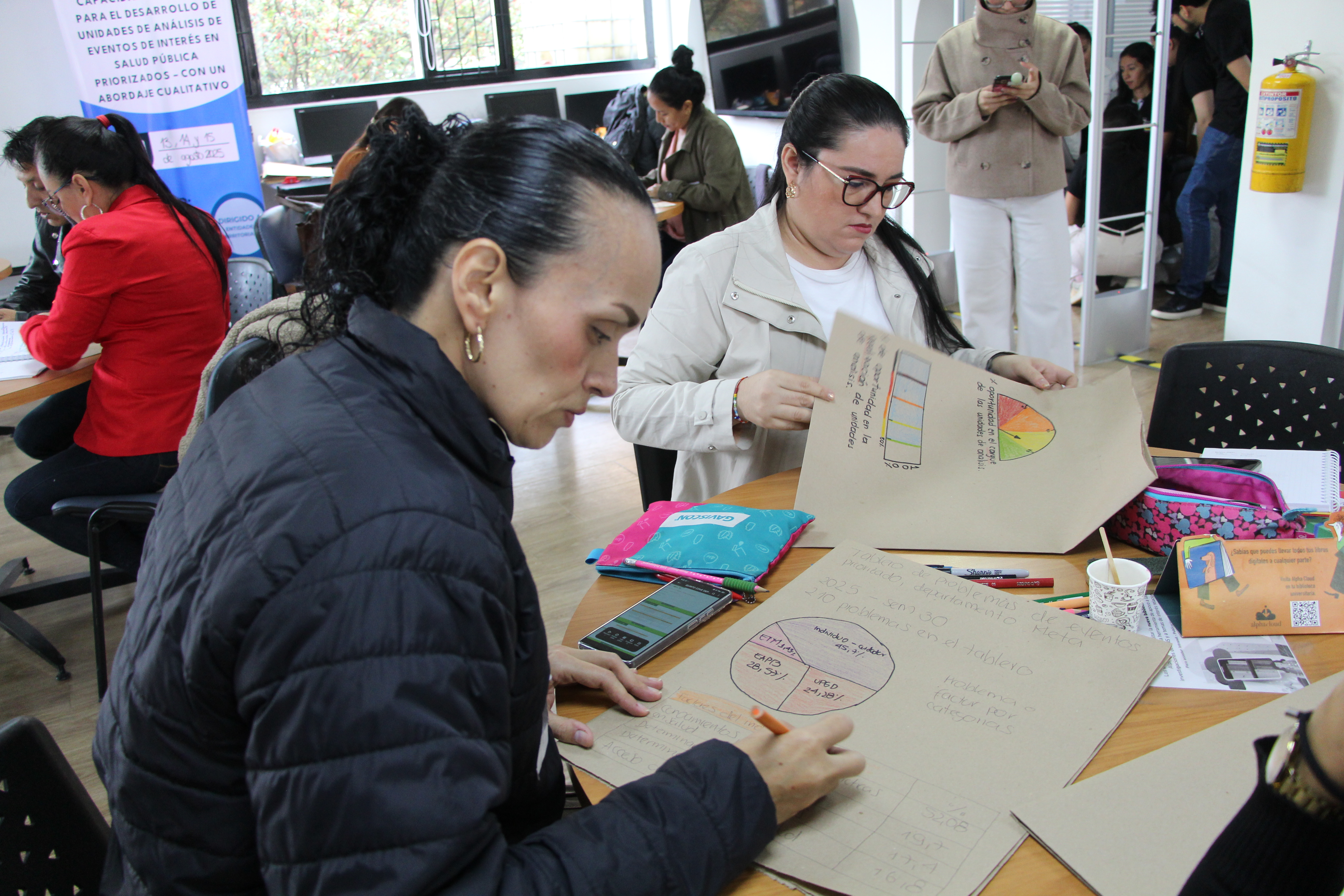 Participantes-taller-para-fortalecer-el-análisis-cualitativo.JPG